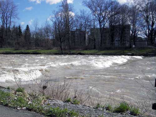 Fahrweid wave, limmat, zurich